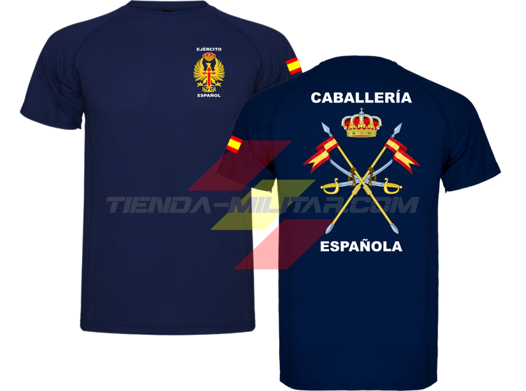Camiseta TÉCNICA en color AZUL MARINO de la Caballería Militar Española. En el pecho lleva el escudo del Ejercito de Tierra con el titulo  "Ejercito Español". En la manga una bandera de España. Y en la espala el escudo de la caballería con el titulo de "Caballería Española". 