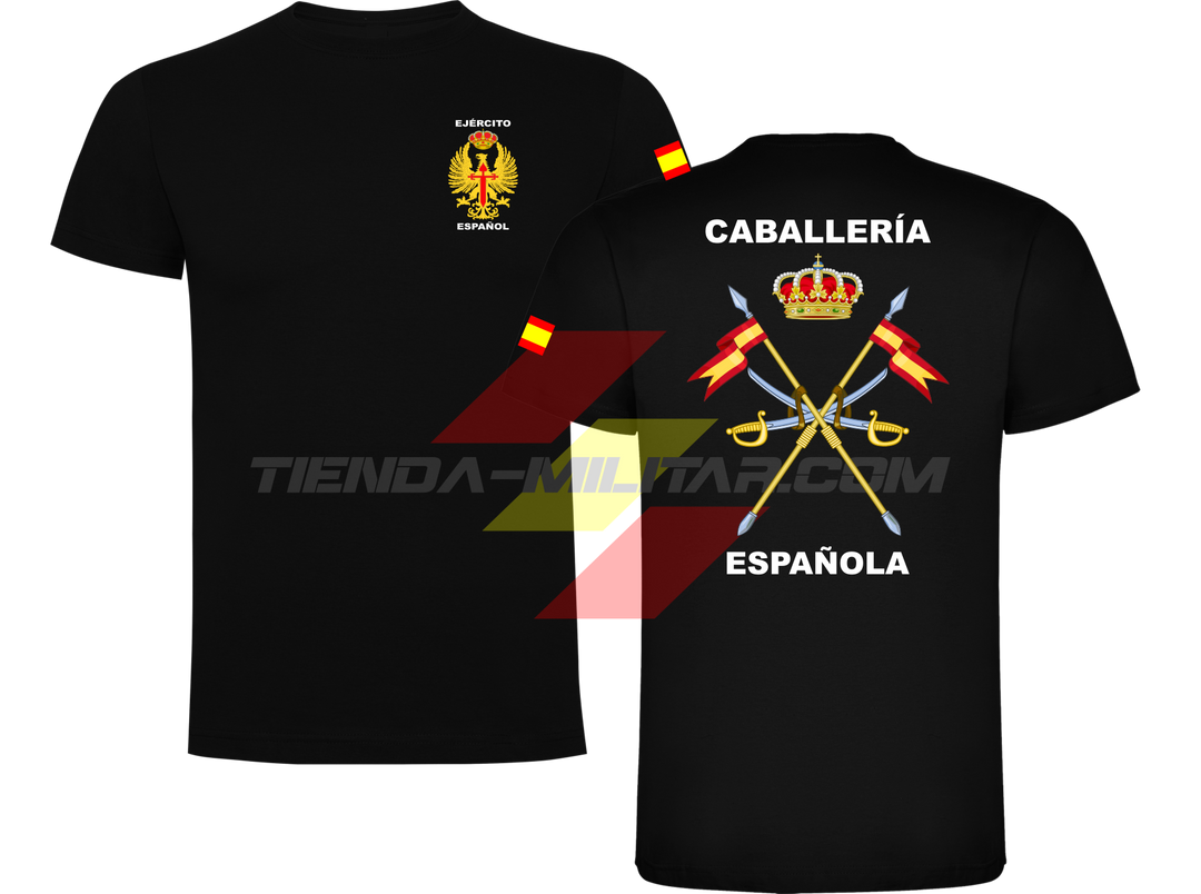 Camiseta de ALGODÓN PRIMUM en color NEGRO de la Caballería Militar Española. En el pecho lleva el escudo del Ejercito de Tierra con el titulo  "Ejercito Español". En la manga una bandera de España. Y en la espala el escudo de la caballería con el titulo de "Caballería Española". 