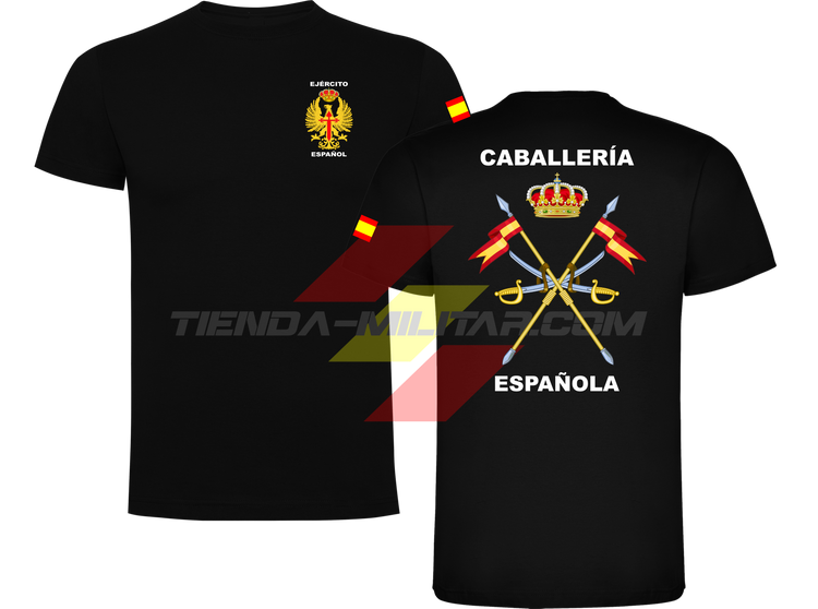 Camiseta de ALGODÓN PRIMUM en color NEGRO de la Caballería Militar Española. En el pecho lleva el escudo del Ejercito de Tierra con el titulo  "Ejercito Español". En la manga una bandera de España. Y en la espala el escudo de la caballería con el titulo de "Caballería Española". 