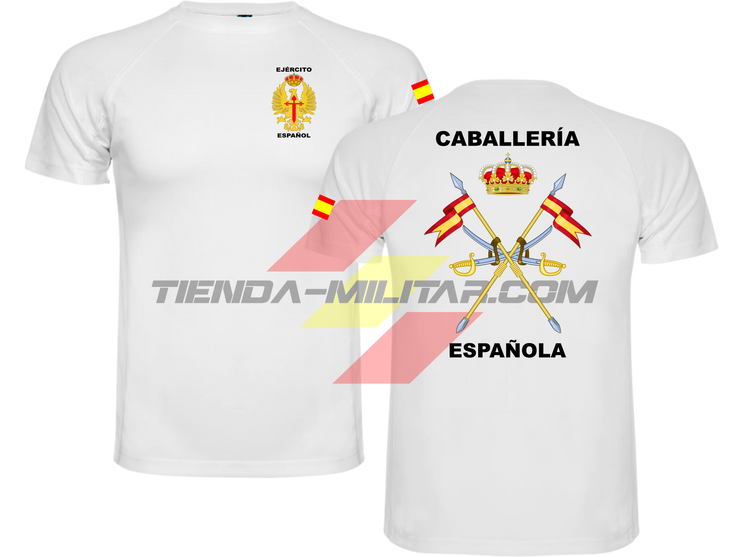 Camiseta TÉCNICA en color BLANCO de la Caballería Militar Española. En el pecho lleva el escudo del Ejercito de Tierra con el titulo  "Ejercito Español". En la manga una bandera de España. Y en la espala el escudo de la caballería con el titulo de "Caballería Española". 