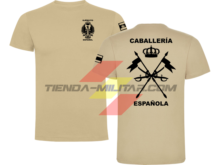 Camiseta de ALGODÓN PREMIUM en color ARENA con logo en negro (versión monocromática) de la Caballería Militar Española. En el pecho lleva el escudo del Ejército de Tierra con el título "Ejército Español". En la manga una bandera de España. Y en la espalda el escudo de la caballería con el título "Caballería Española".