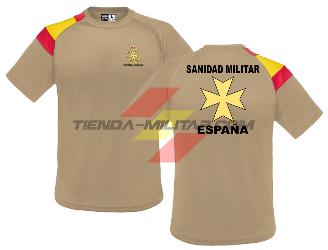 Camiseta TÉCNICA en color ARENA con la bandera de España en el hombro de la Sanidad Militar Española. En el pecho lleva su escudo con su lema "Siempre Donde Nos Necesiten". Y en la espala la Cruz De Malta con el titulo de "Sanidad Militar Española"