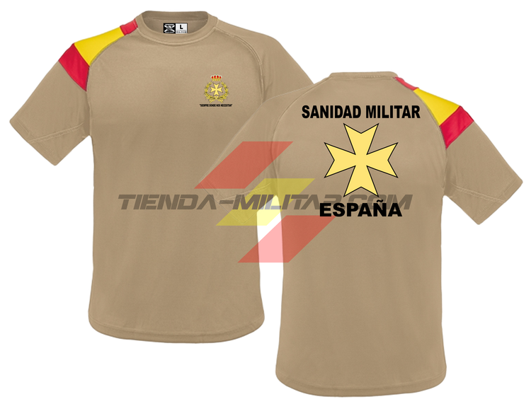 Camiseta TÉCNICA en color ARENA con la bandera de España en el hombro de la Sanidad Militar Española. En el pecho lleva su escudo con su lema "Siempre Donde Nos Necesiten". Y en la espala la Cruz De Malta con el titulo de "Sanidad Militar Española"