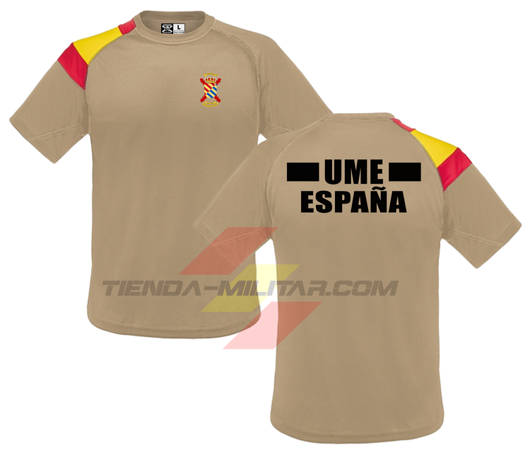 Camiseta técnica militar UME color arena con escudo UME en el pecho, panel bicolor de la bandera de España en el hombro y texto UME España en la espalda