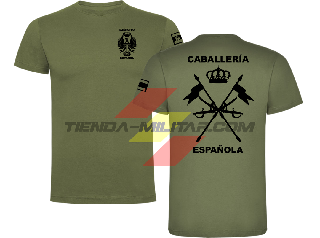 Camiseta de ALGODÓN PREMIUM en color VERDE MILITAR con logo en negro (versión monocromática) de la Caballería Militar Española. En el pecho lleva el escudo del Ejército de Tierra con el título "Ejército Español". En la manga una bandera de España. Y en la espalda el escudo de la caballería con el título "Caballería Española".