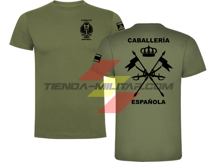 Camiseta de ALGODÓN PREMIUM en color VERDE MILITAR con logo en negro (versión monocromática) de la Caballería Militar Española. En el pecho lleva el escudo del Ejército de Tierra con el título "Ejército Español". En la manga una bandera de España. Y en la espalda el escudo de la caballería con el título "Caballería Española".