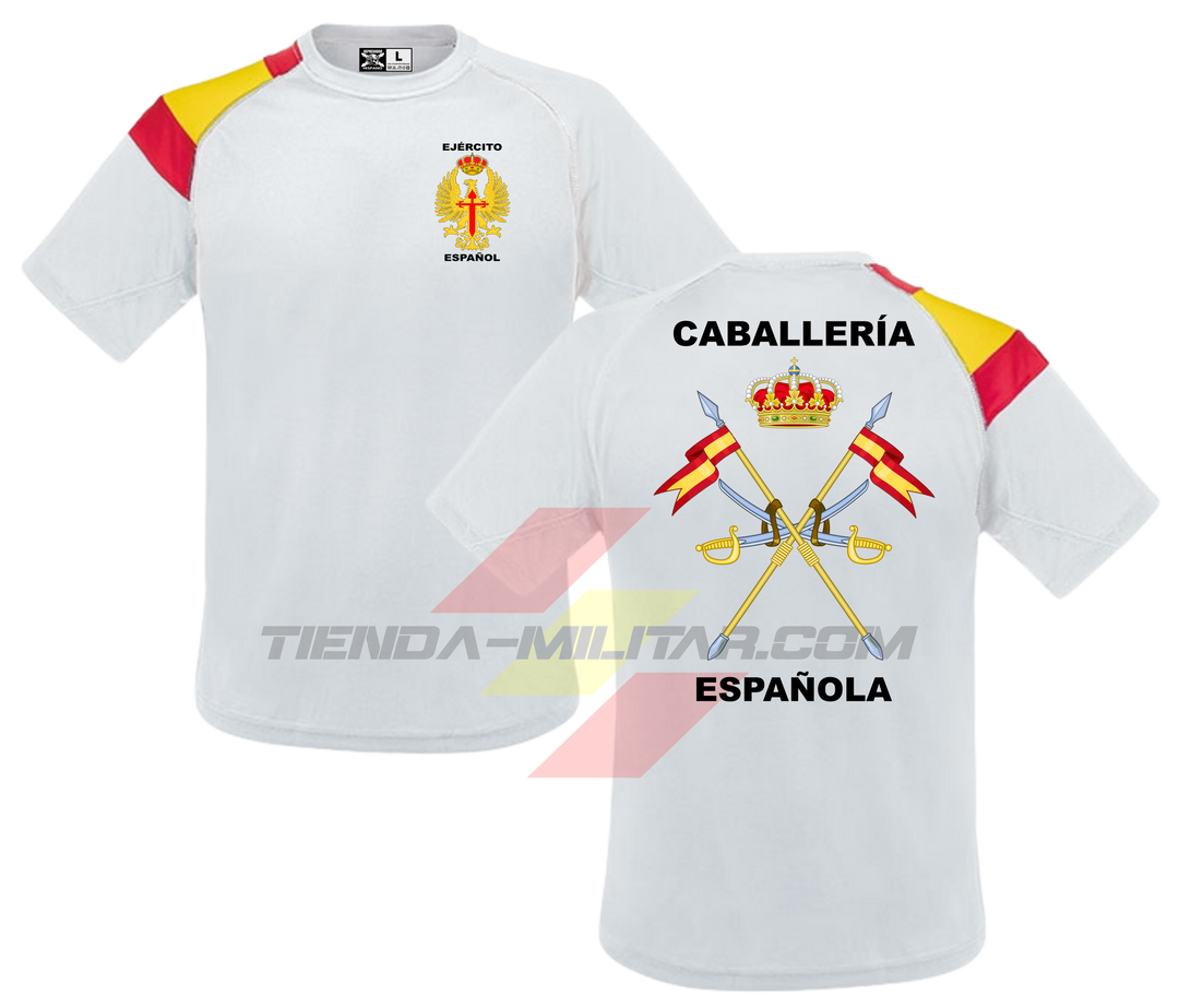 Camiseta TÉCNICA en color BLANCO con la bandera de España en el hombro de la Caballería Militar Española. En el pecho lleva el escudo del Ejercito de Tierra con el titulo  "Ejercito Español". Y en la espala el escudo de la caballería con el titulo de "Caballería Española"