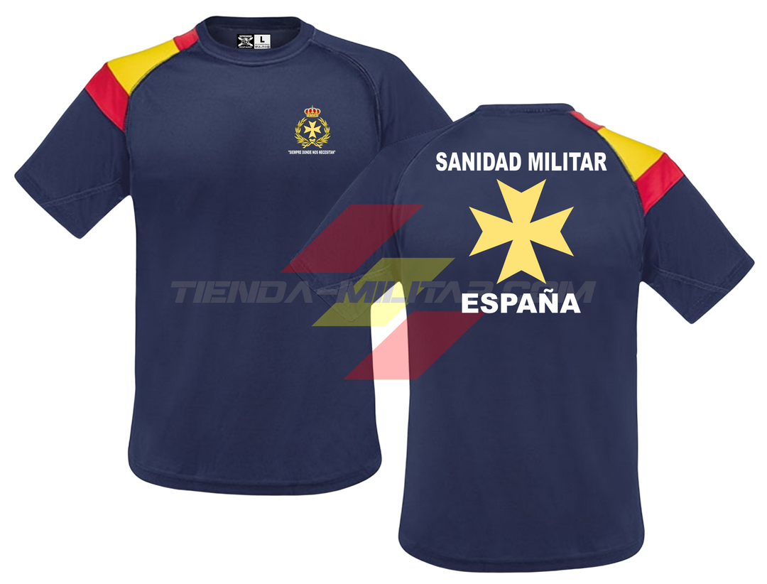 Camiseta TÉCNICA en color AZUL MARINO con la bandera de España en el hombro de la Sanidad Militar Española. En el pecho lleva su escudo con su lema "Siempre Donde Nos Necesiten". Y en la espala la Cruz De Malta con el titulo de "Sanidad Militar Española"