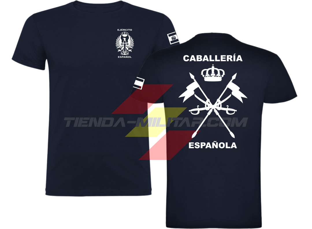 Camiseta de ALGODÓN PREMIUM en color AZUL MARINO con logo en blanco (versión monocromática) de la Caballería Militar Española. En el pecho lleva el escudo del Ejército de Tierra con el título "Ejército Español". En la manga una bandera de España. Y en la espalda el escudo de la caballería con el título "Caballería Española".