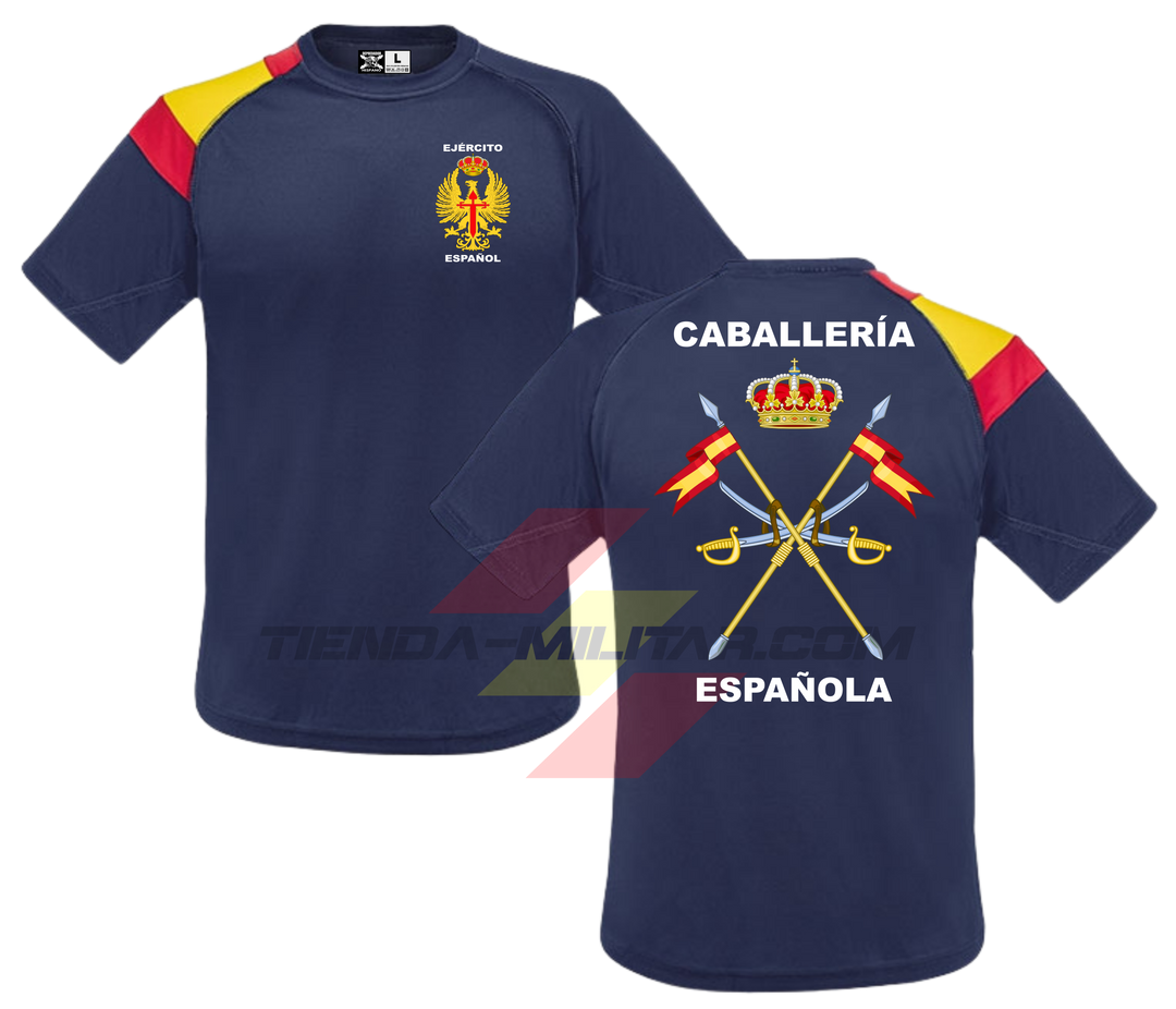 Camiseta TÉCNICA en color AZUL MARINO con la bandera de España en el hombro de la Caballería Militar Española. En el pecho lleva el escudo del Ejercito de Tierra con el titulo  "Ejercito Español". Y en la espala el escudo de la caballería con el titulo de "Caballería Española"