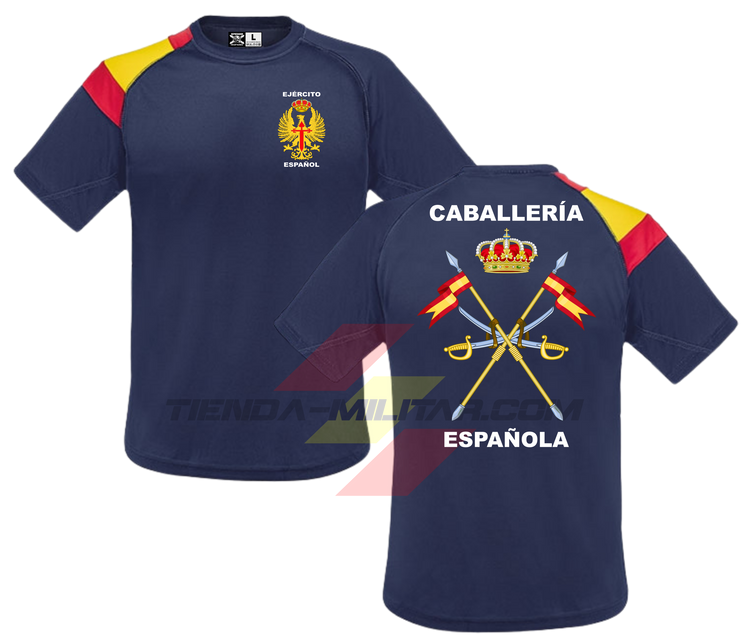 Camiseta TÉCNICA en color AZUL MARINO con la bandera de España en el hombro de la Caballería Militar Española. En el pecho lleva el escudo del Ejercito de Tierra con el titulo  "Ejercito Español". Y en la espala el escudo de la caballería con el titulo de "Caballería Española"