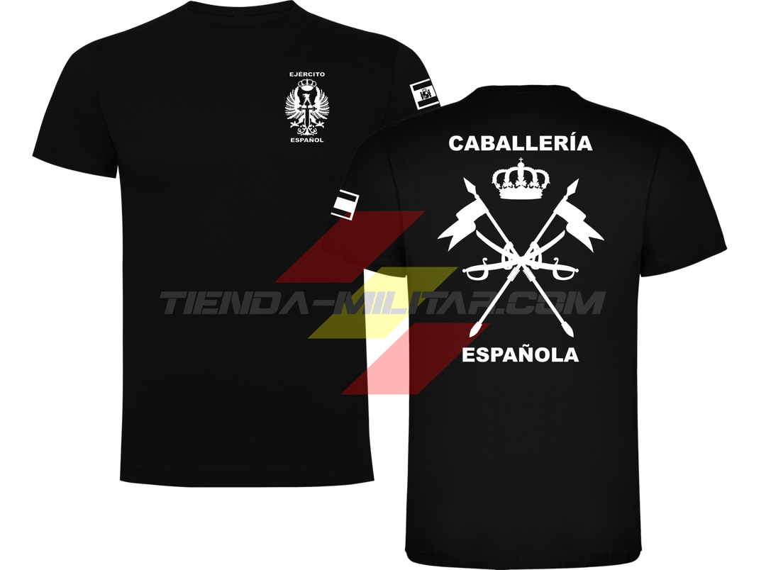 Camiseta de ALGODÓN PREMIUM en color NEGRO con logo en blanco (versión monocromática) de la Caballería Militar Española. En el pecho lleva el escudo del Ejército de Tierra con el título "Ejército Español". En la manga una bandera de España. Y en la espalda el escudo de la caballería con el título "Caballería Española".