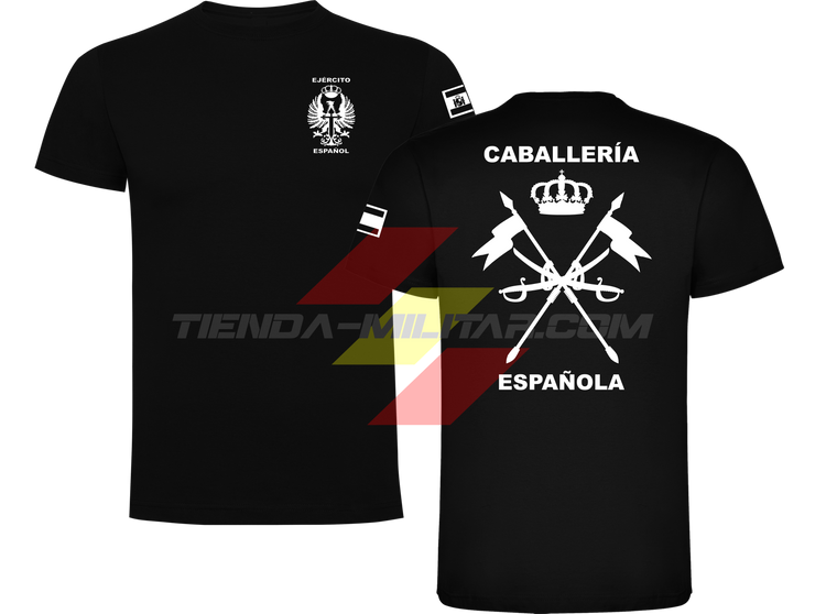 Camiseta de ALGODÓN PREMIUM en color NEGRO con logo en blanco (versión monocromática) de la Caballería Militar Española. En el pecho lleva el escudo del Ejército de Tierra con el título "Ejército Español". En la manga una bandera de España. Y en la espalda el escudo de la caballería con el título "Caballería Española".