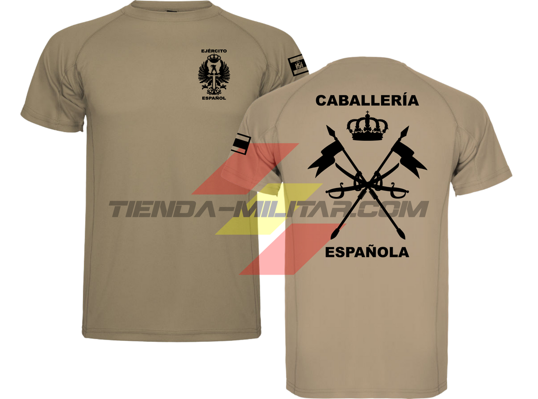 Camiseta TÉCNICA en color ARENA OSCURO con logo en negro (versión monocromática) de la Caballería Militar Española. En el pecho lleva el escudo del Ejército de Tierra con el título "Ejército Español". En la manga una bandera de España. Y en la espalda el escudo de la caballería con el título "Caballería Española".