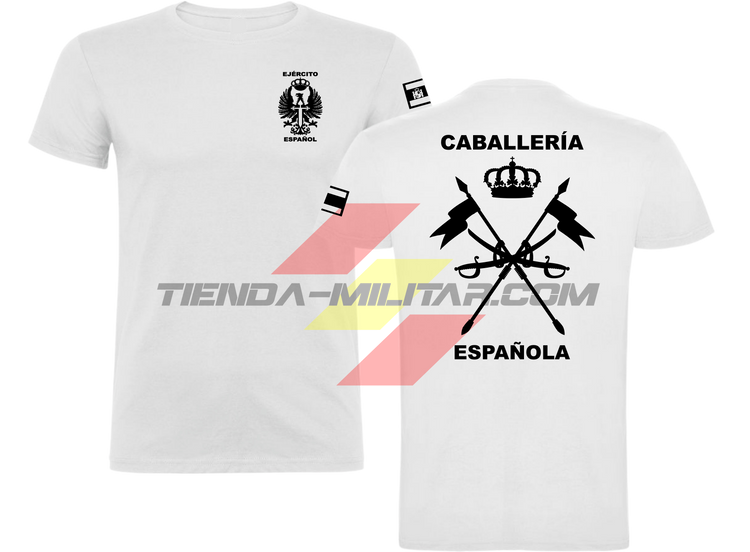 Camiseta de ALGODÓN PREMIUM en color BLANCO con logo en negro (versión monocromática) de la Caballería Militar Española. En el pecho lleva el escudo del Ejército de Tierra con el título "Ejército Español". En la manga una bandera de España. Y en la espalda el escudo de la caballería con el título "Caballería Española".