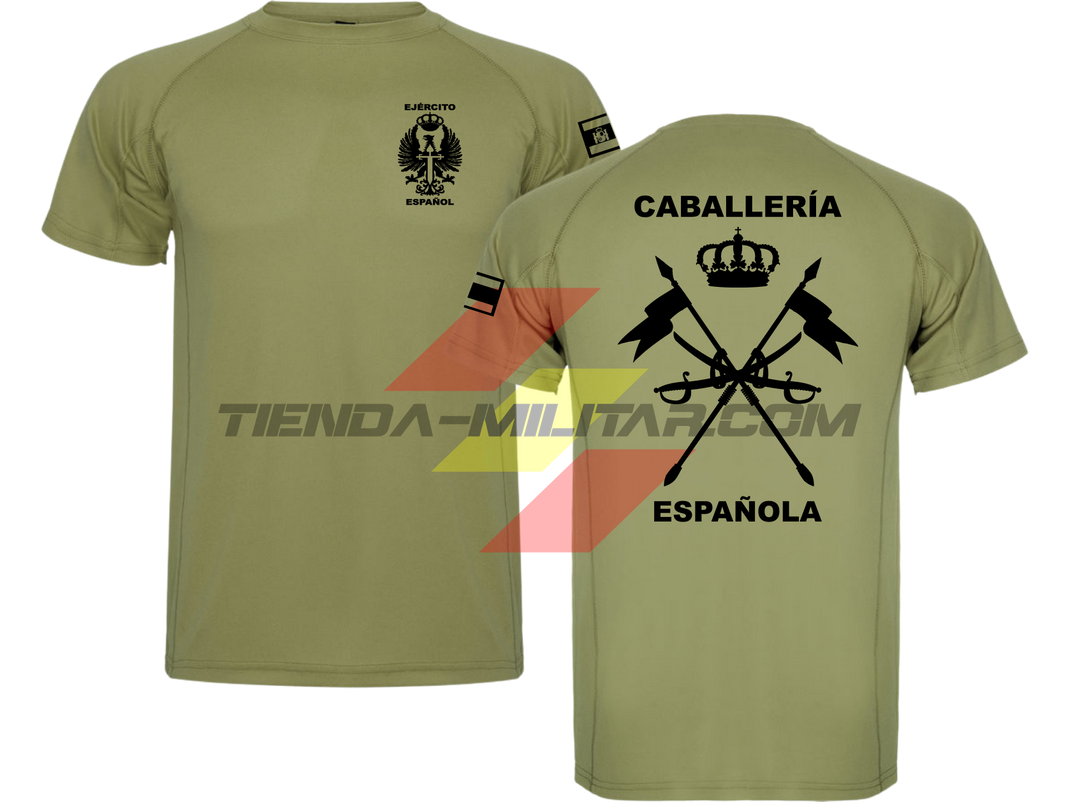 Camiseta TÉCNICA en color VERDE MILITAR con logo en negro (versión monocromática) de la Caballería Militar Española. En el pecho lleva el escudo del Ejército de Tierra con el título "Ejército Español". En la manga una bandera de España. Y en la espalda el escudo de la caballería con el título "Caballería Española".