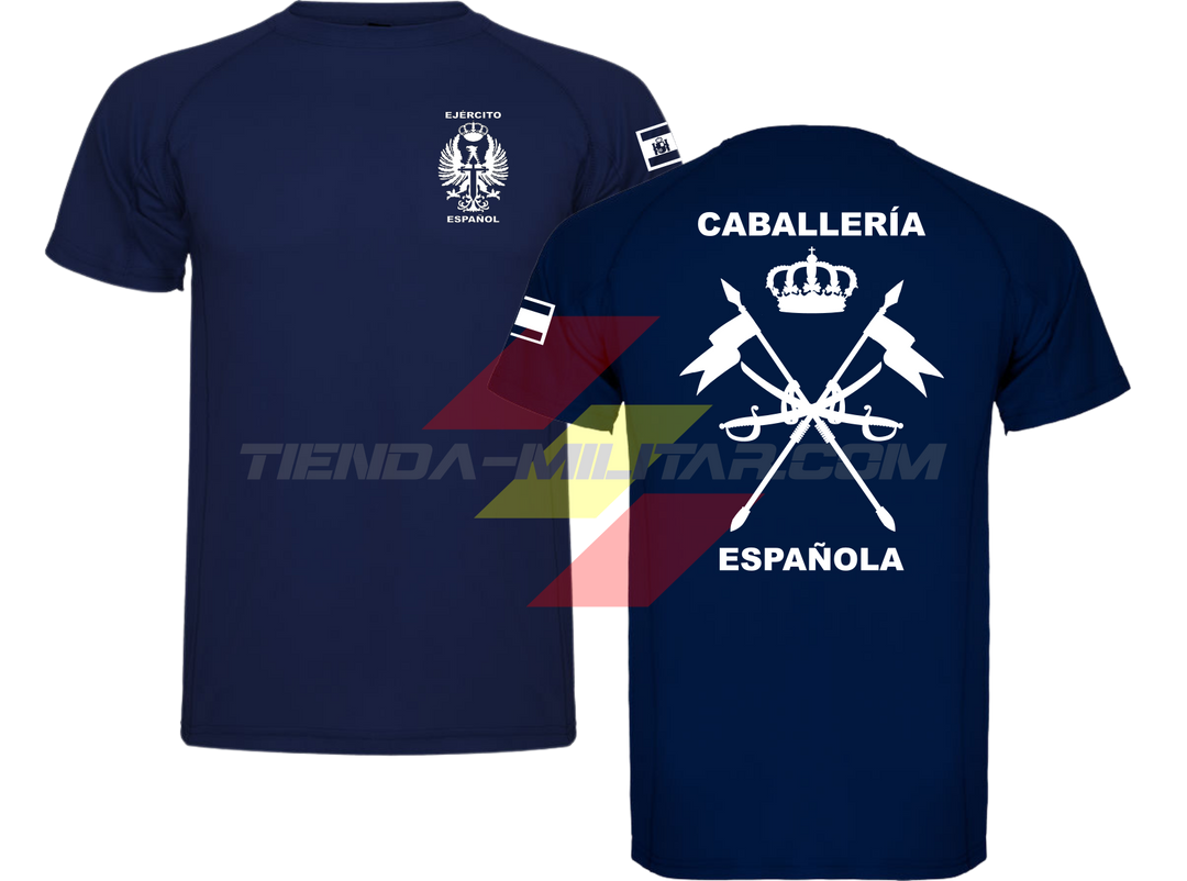 Camiseta TÉCNICA en color AZUL MARINO con logo en blanco (versión monocromática) de la Caballería Militar Española. En el pecho lleva el escudo del Ejército de Tierra con el título "Ejército Español". En la manga una bandera de España. Y en la espalda el escudo de la caballería con el título "Caballería Española".