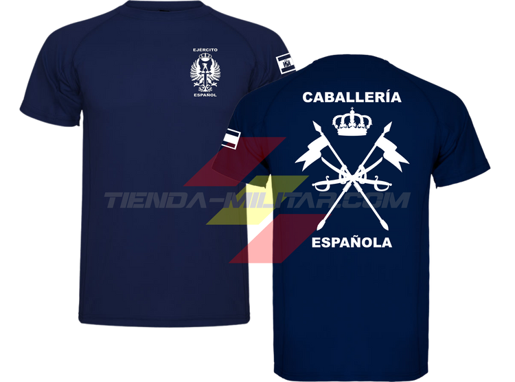Camiseta TÉCNICA en color AZUL MARINO con logo en blanco (versión monocromática) de la Caballería Militar Española. En el pecho lleva el escudo del Ejército de Tierra con el título "Ejército Español". En la manga una bandera de España. Y en la espalda el escudo de la caballería con el título "Caballería Española".