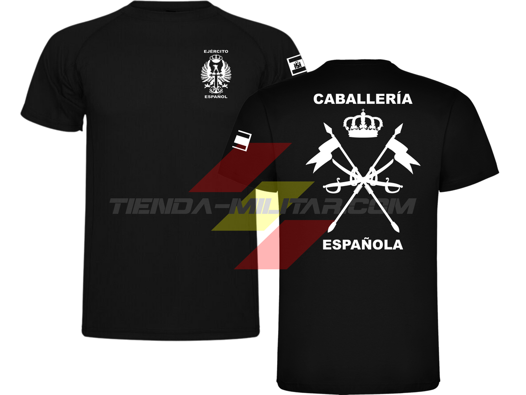 Camiseta TÉCNICA en color NEGRO con logo en blanco (versión monocromática) de la Caballería Militar Española. En el pecho lleva el escudo del Ejército de Tierra con el título "Ejército Español". En la manga una bandera de España. Y en la espalda el escudo de la caballería con el título "Caballería Española".