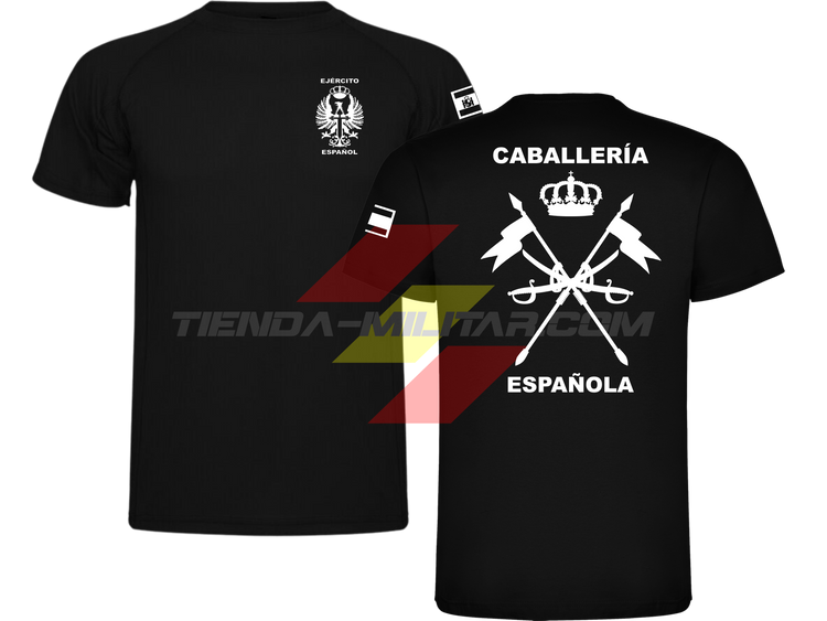 Camiseta TÉCNICA en color NEGRO con logo en blanco (versión monocromática) de la Caballería Militar Española. En el pecho lleva el escudo del Ejército de Tierra con el título "Ejército Español". En la manga una bandera de España. Y en la espalda el escudo de la caballería con el título "Caballería Española".