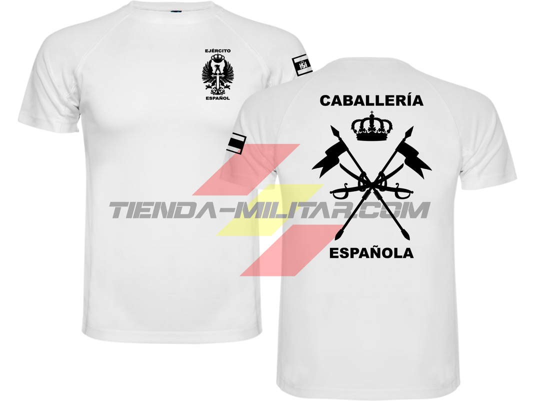 Camiseta TÉCNICA en color BLANCO con logo en negro (versión monocromática) de la Caballería Militar Española. En el pecho lleva el escudo del Ejército de Tierra con el título "Ejército Español". En la manga una bandera de España. Y en la espalda el escudo de la caballería con el título "Caballería Española".