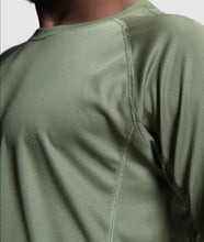Cargar imagen en el visor de la galería, Camiseta técnica militar personalizada verde militar cuello
