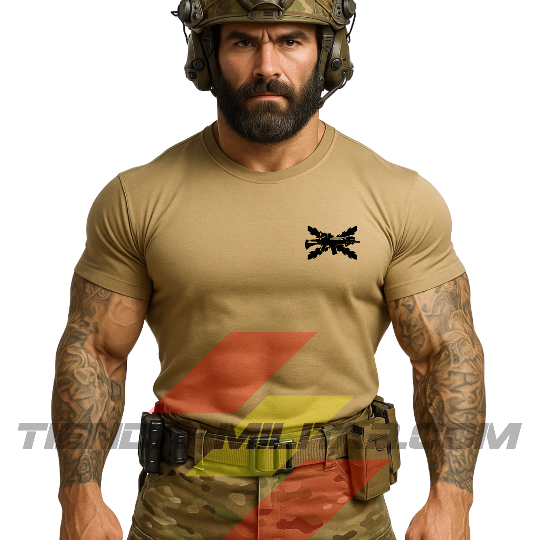 Guerrero moderno de frente con camiseta táctica fabricada en algodón, en color ARENA de la marca Depredador Hispano.
En el pecho lleva un logotipo con con la cruz de borgoña y un fusil de asalto G36 cruzado. Ropa militar de combate de alto rendimiento con diseño reivindicativo de poder hispano.