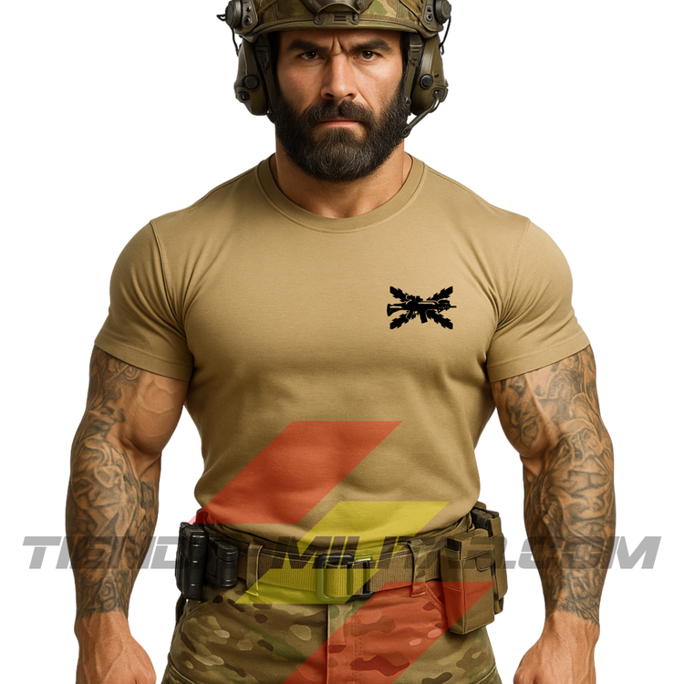 Guerrero moderno de frente con camiseta táctica fabricada en algodón, en color ARENA de la marca Depredador Hispano.
En el pecho lleva un logotipo con con la cruz de borgoña y un fusil de asalto G36 cruzado. Ropa militar de combate de alto rendimiento con diseño reivindicativo de poder hispano.