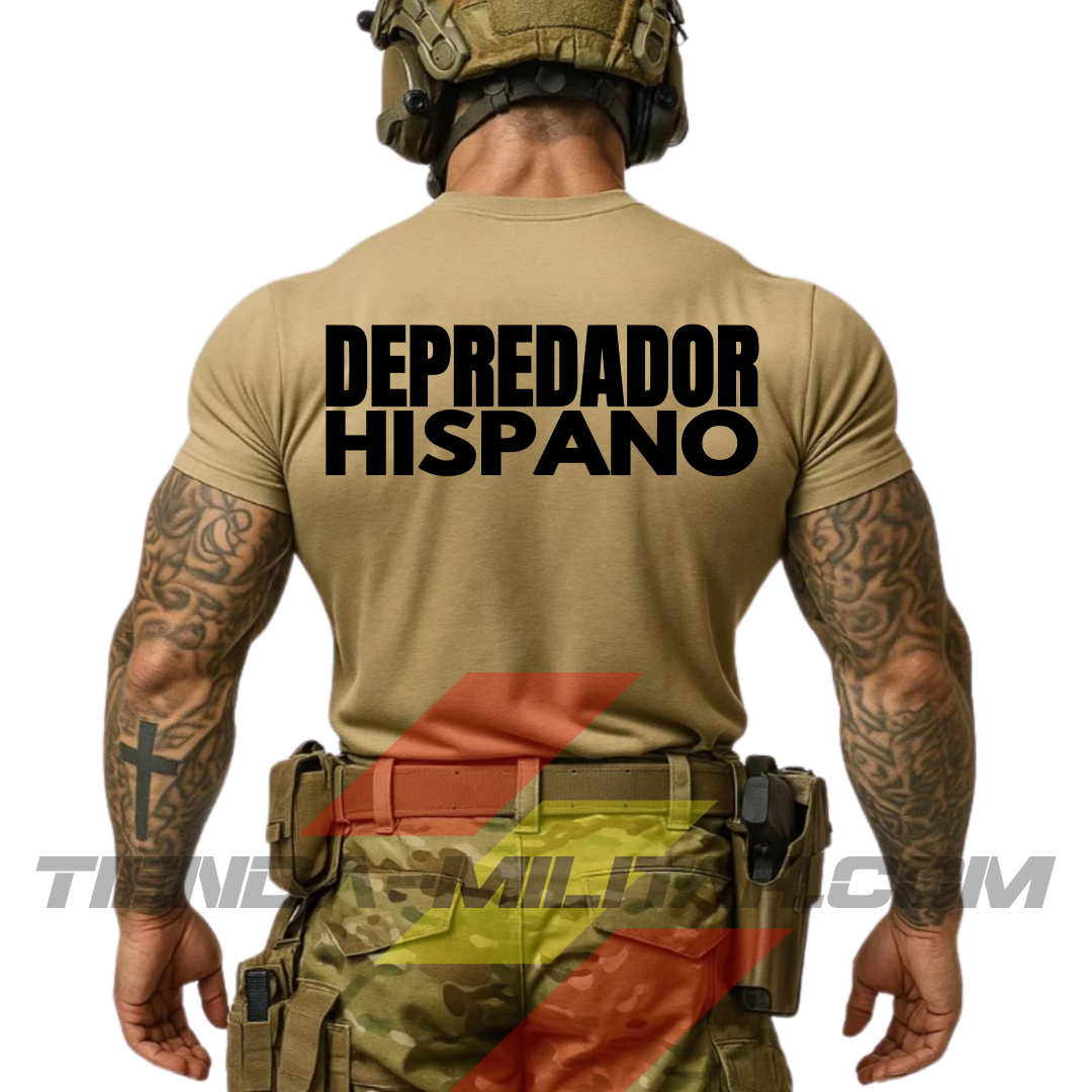 Guerrero moderno de espaldas con camiseta táctica de 100% ALGODÓN premium, en color ARENA militar de la marca Depredador Hispano. En la espalda lleva la frase “DEPREDADOR HISPANO”. Ropa militar de alto rendimiento con diseño reivindicativo de poder hispano.