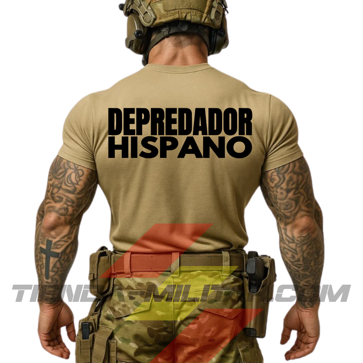 Guerrero moderno de espaldas con camiseta táctica de 100% ALGODÓN premium, en color ARENA militar de la marca Depredador Hispano. En la espalda lleva la frase “DEPREDADOR HISPANO”. Ropa militar de alto rendimiento con diseño reivindicativo de poder hispano.