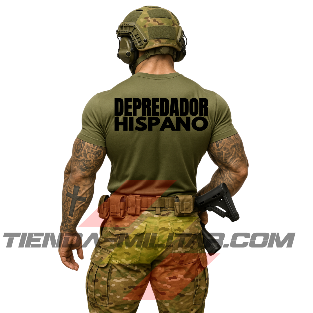 Guerrero moderno de espaldas con camiseta táctica de 100% ALGODÓN premium, en color VERDE MILITAR militar de la marca Depredador Hispano. En la espalda lleva la frase “DEPREDADOR HISPANO”. Ropa militar de alto rendimiento con diseño reivindicativo de poder hispano.