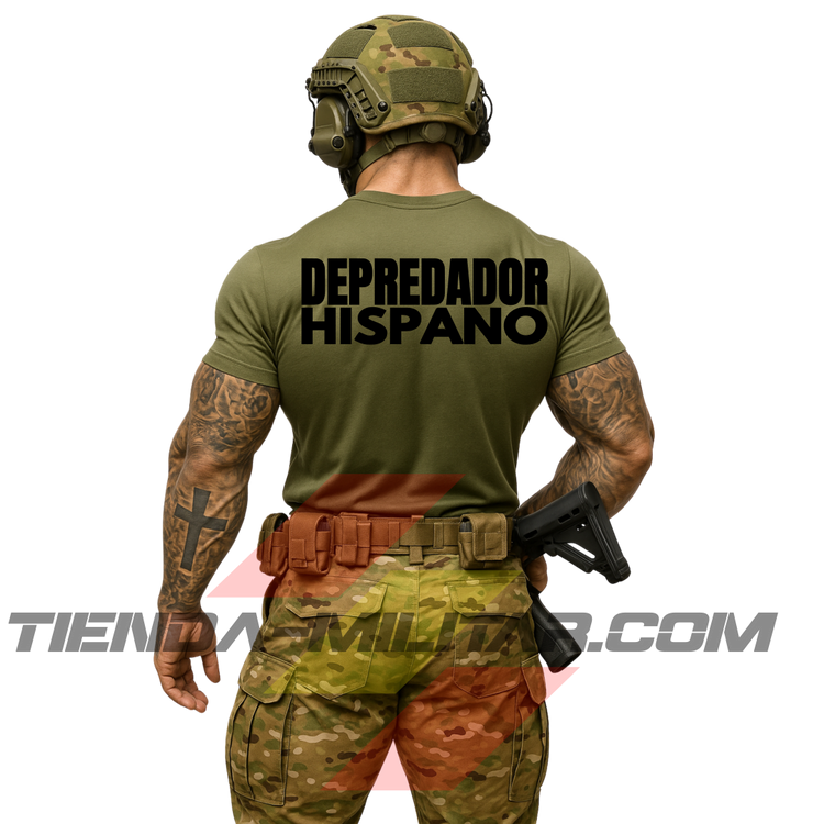 Guerrero moderno de espaldas con camiseta táctica de 100% ALGODÓN premium, en color VERDE MILITAR militar de la marca Depredador Hispano. En la espalda lleva la frase “DEPREDADOR HISPANO”. Ropa militar de alto rendimiento con diseño reivindicativo de poder hispano.