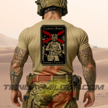 Cargar imagen en el visor de la galería, Hombre de espaldas con camiseta táctica de algodón, en color arena militar militar de la marca Depredador Hispano en un entorno desértico. En la espalda lleva la frase “TIEMPOS DUROS, HOMBRES FUERTES” a color. Ropa militar de alto rendimiento con diseño reivindicativo de poder hispano.
