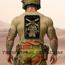 Cargar imagen en el visor de la galería, Hombre de espaldas con camiseta táctica de algodón, en color arena militar militar de la marca Depredador Hispano en un entorno desértico. En la espalda lleva la frase “TIEMPOS DUROS, HOMBRES FUERTES”. Ropa militar de alto rendimiento con diseño reivindicativo de poder hispano.
