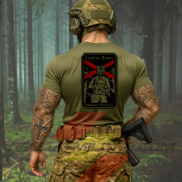 Hombre de espaldas con camiseta táctica de algodón, en color verde militar militar de la marca Depredador Hispano en un entorno boscoso y nocturno. En la espalda lleva la frase “TIEMPOS DUROS, HOMBRES FUERTES” a color. Ropa militar de alto rendimiento con diseño reivindicativo de poder hispano.