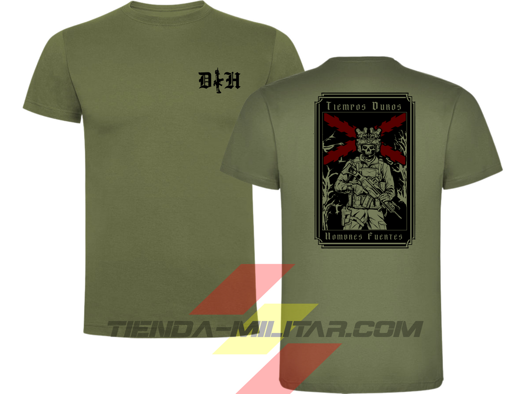 Camiseta táctica de algodón premium, color verde militar de la marca Depredador Hispano. En el pecho lleva un logotipo con con las iniciales (DH) y un fusil de asalto G36 en vertical. En la espalda la frase “TIEMPOS DUROS, HOMBRES FUERTES” a color. Ropa militar de alto rendimiento con diseño reivindicativo de poder hispano.
