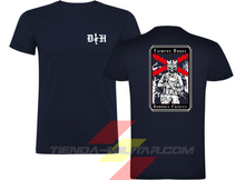 Cargar imagen en el visor de la galería, Camiseta táctica de algodón premium, color azul marino de la marca Depredador Hispano. En el pecho lleva un logotipo con con las iniciales (DH) y un fusil de asalto G36 en vertical. En la espalda la frase “TIEMPOS DUROS, HOMBRES FUERTES” a color. Ropa militar de alto rendimiento con diseño reivindicativo de poder hispano.
