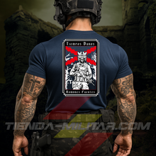 Cargar imagen en el visor de la galería, Hombre de espaldas con camiseta táctica de algodón, en color azul marino militar de la marca Depredador Hispano en un entorno urbano, ruinoso y nocturno. En la espalda lleva la frase “TIEMPOS DUROS, HOMBRES FUERTES”. Ropa militar de alto rendimiento con diseño reivindicativo de poder hispano.
