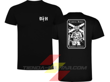 Cargar imagen en el visor de la galería, Camiseta táctica de algodón premium, color negro de la marca Depredador Hispano. En el pecho lleva un logotipo con con las iniciales (DH) y un fusil de asalto G36 en vertical. En la espalda la frase “TIEMPOS DUROS, HOMBRES FUERTES”. Ropa militar de alto rendimiento con diseño reivindicativo de poder hispano.
