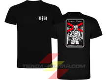 Cargar imagen en el visor de la galería, Camiseta táctica de algodón premium, color negro de la marca Depredador Hispano. En el pecho lleva un logotipo con con las iniciales (DH) y un fusil de asalto G36 en vertical. En la espalda la frase “TIEMPOS DUROS, HOMBRES FUERTES” a color. Ropa militar de alto rendimiento con diseño reivindicativo de poder hispano.
