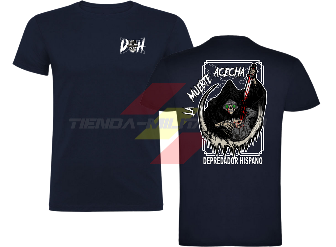 Camiseta ALGODÓN en color AZUL MARINO de Depredador Hispano con logo D✠H en el pecho y diseño trasero “La Muerte Acechando con un machete ensangrentado”.