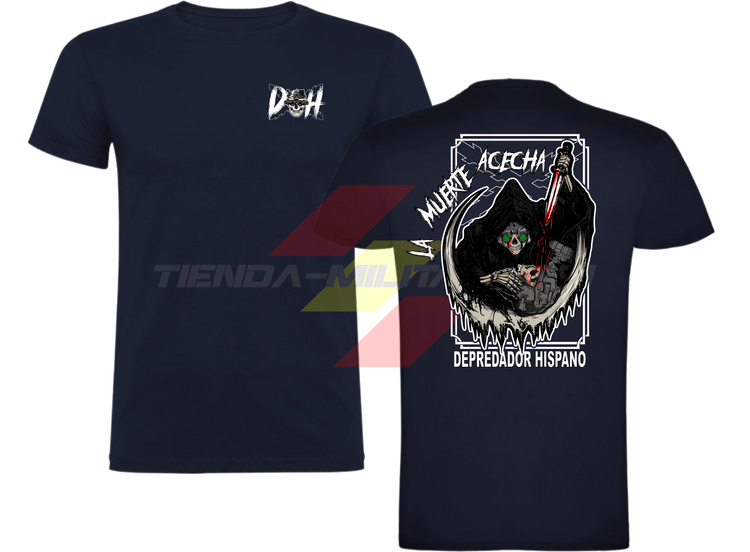 Camiseta ALGODÓN en color AZUL MARINO de Depredador Hispano con logo D✠H en el pecho y diseño trasero “La Muerte Acechando con un machete ensangrentado”.
