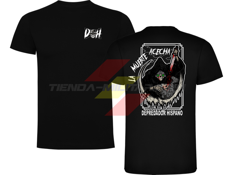 Camiseta ALGODÓN en color NEGRO de Depredador Hispano con logo D✠H en el pecho y diseño trasero “La Muerte Acechando con un machete ensangrentado”.