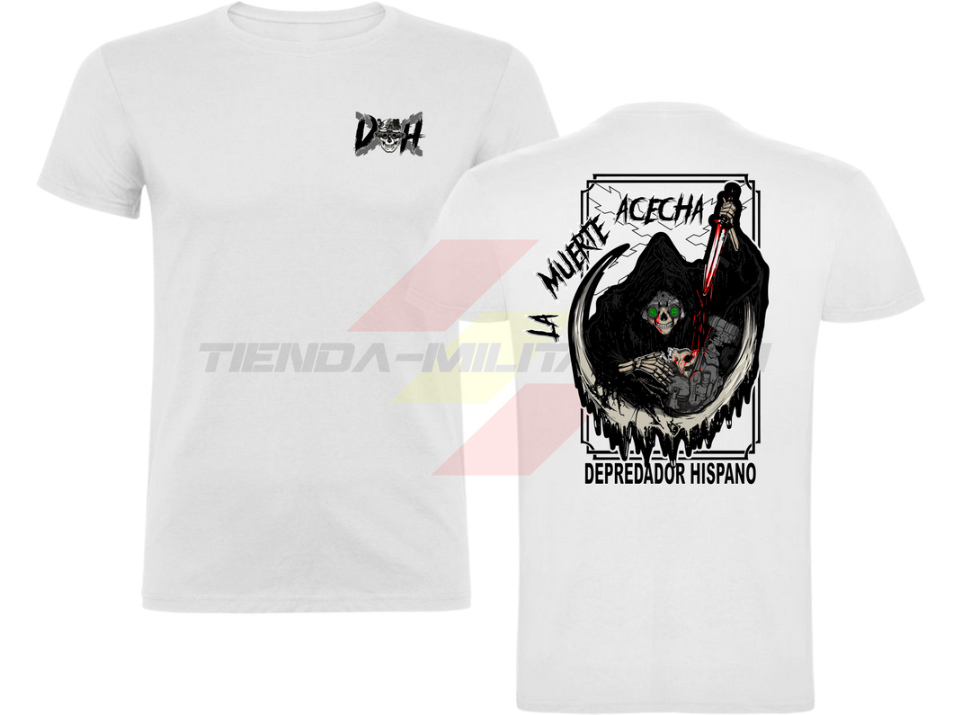 Camiseta ALGODÓN en color BLANCO de Depredador Hispano con logo D✠H en el pecho y diseño trasero “La Muerte Acechando con un machete ensangrentado”.