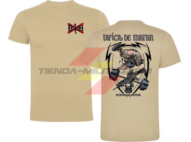 Camiseta ALGDÓN PREMIUM en color ARENA de Depredador Hispano con logo D✠H en el pecho y diseño trasero “DIFÍCIL DE MATAR”.