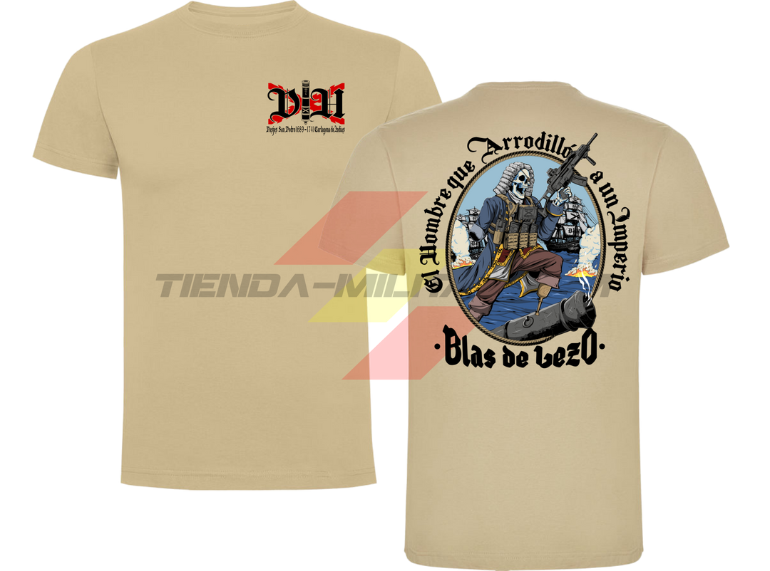Camiseta de ALGODÓN PREMIUM, color ARENA OSCURO, de la marca Depredador Hispano. En el pecho, monograma DH con la leyenda "Pasajes San Pedro 1689-1741, Cartagena de Indias". En la espalda, ilustración de Blas de Lezo empuñando un arma automática con la frase "El Hombre que Arrodilló a un Imperio · Blas de Lezo". Camiseta militar Depredador Hispano.