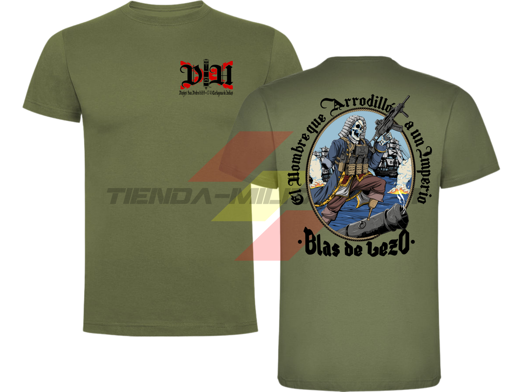 Camiseta de ALGODÓN PREMIUM, color VERDE MILITAR, de la marca Depredador Hispano. En el pecho, monograma DH con la leyenda "Pasajes San Pedro 1689-1741, Cartagena de Indias". En la espalda, ilustración de Blas de Lezo empuñando un arma automática con la frase "El Hombre que Arrodilló a un Imperio · Blas de Lezo". Camiseta militar Depredador Hispano.