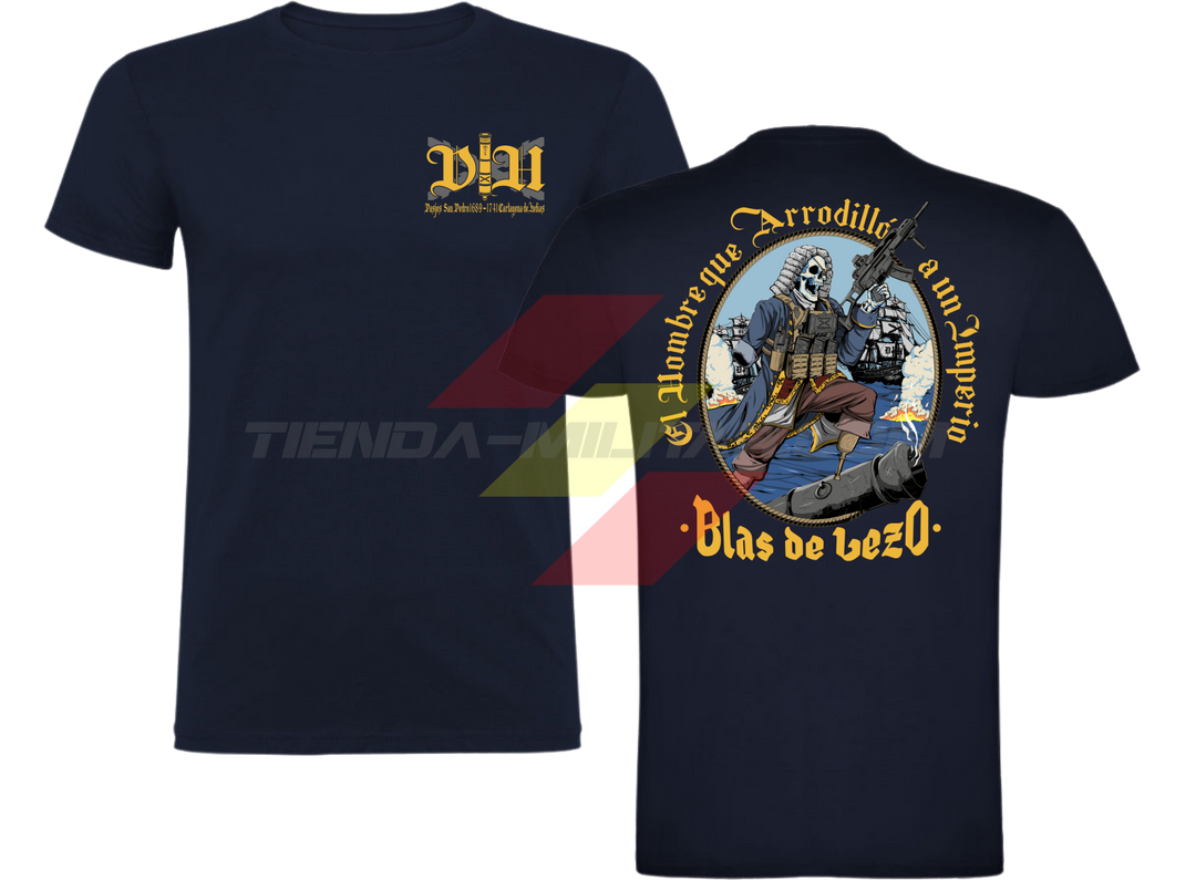 Camiseta de ALGODÓN PREMIUM, color AZUL MARINO, de la marca Depredador Hispano. En el pecho, monograma DH con la leyenda "Pasajes San Pedro 1689-1741, Cartagena de Indias". En la espalda, ilustración de Blas de Lezo empuñando un arma automática con la frase "El Hombre que Arrodilló a un Imperio · Blas de Lezo". Camiseta militar Depredador Hispano.