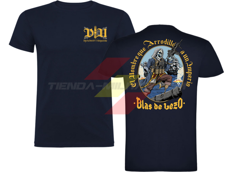 Camiseta de ALGODÓN PREMIUM, color AZUL MARINO, de la marca Depredador Hispano. En el pecho, monograma DH con la leyenda "Pasajes San Pedro 1689-1741, Cartagena de Indias". En la espalda, ilustración de Blas de Lezo empuñando un arma automática con la frase "El Hombre que Arrodilló a un Imperio · Blas de Lezo". Camiseta militar Depredador Hispano.