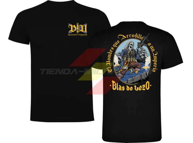 Camiseta de ALGODÓN PREMIUM, color NEGRO, de la marca Depredador Hispano. En el pecho, monograma DH con la leyenda "Pasajes San Pedro 1689-1741, Cartagena de Indias". En la espalda, ilustración de Blas de Lezo empuñando un arma automática con la frase "El Hombre que Arrodilló a un Imperio · Blas de Lezo". Camiseta militar Depredador Hispano.